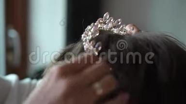 新娘化妆和发型。 带水晶和钻石的皇家皇冠